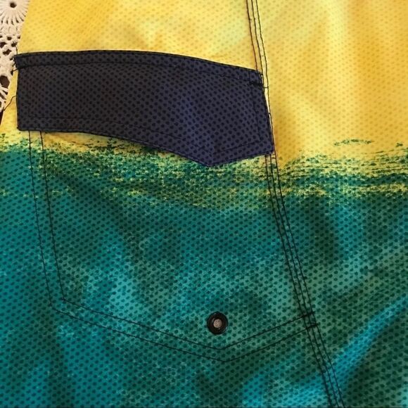 NWOT Burnside Size 34 Board Shorts ! - Picture 6 of 7